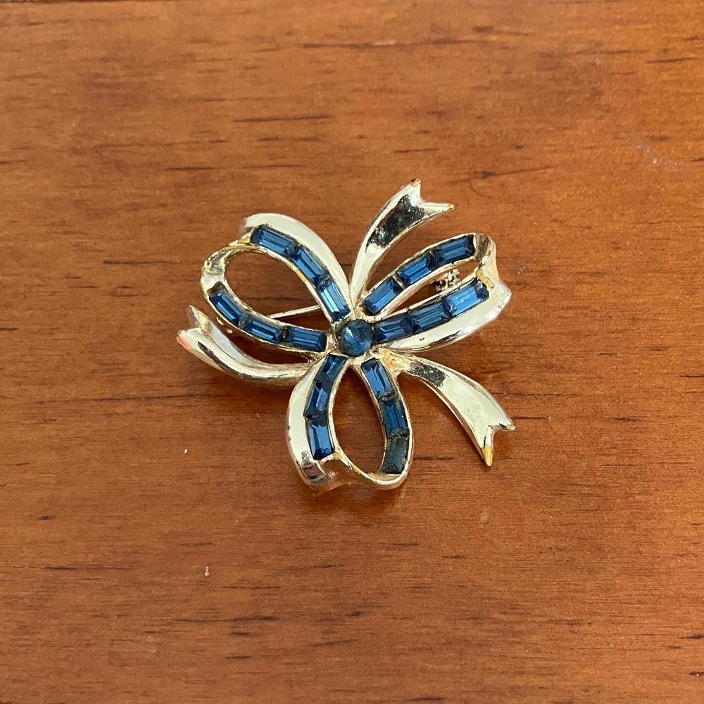 Vintage Costume Jewelry Brooch Pin